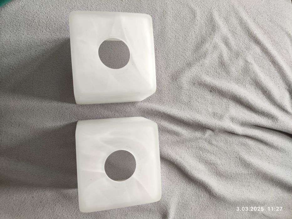 dwa szklane klosze do żyrandoli