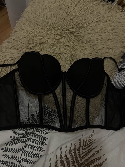 Продам черный и белый корсет ,размер С-М
