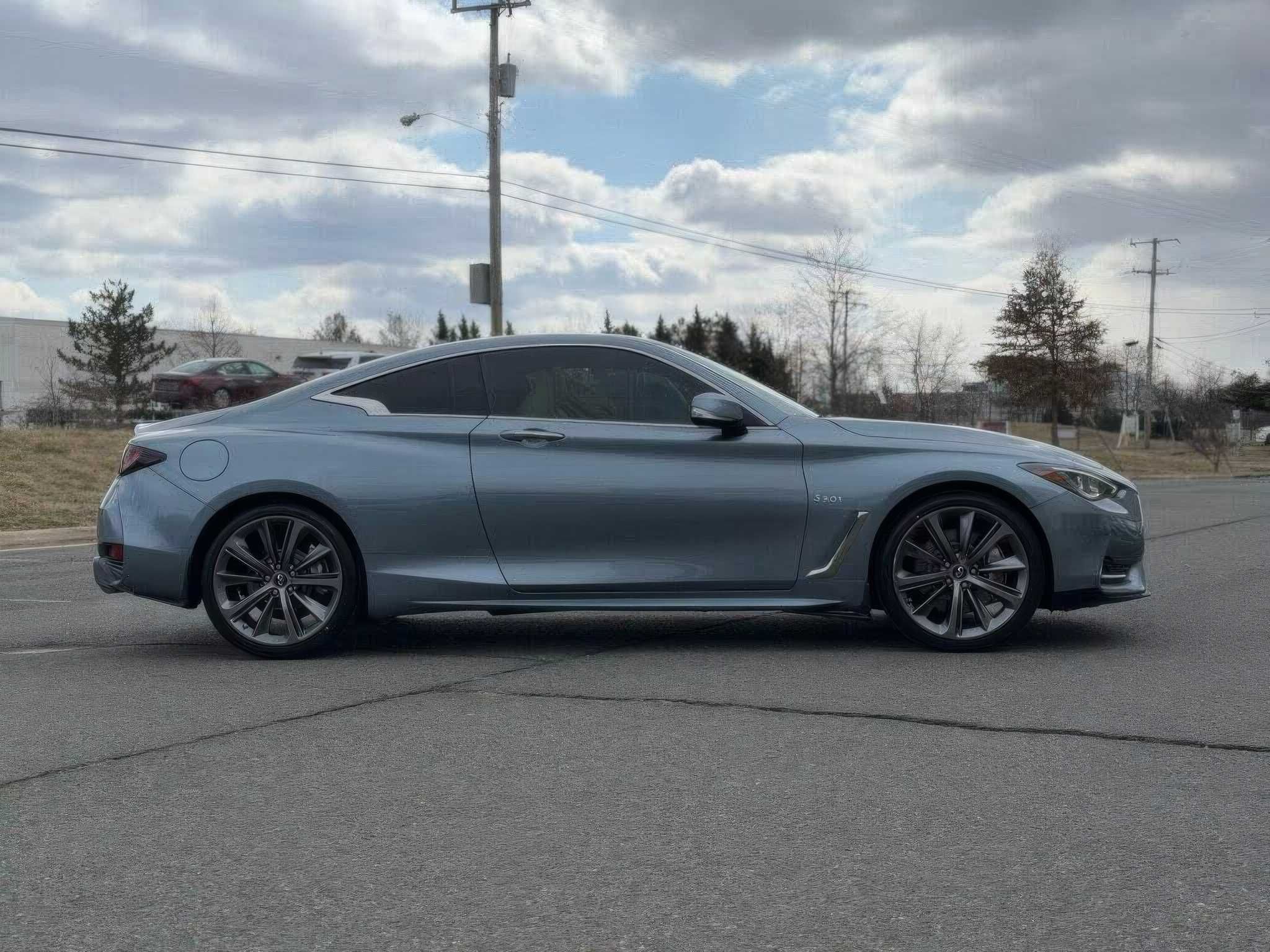 2017 INFINITI Q60 Premium