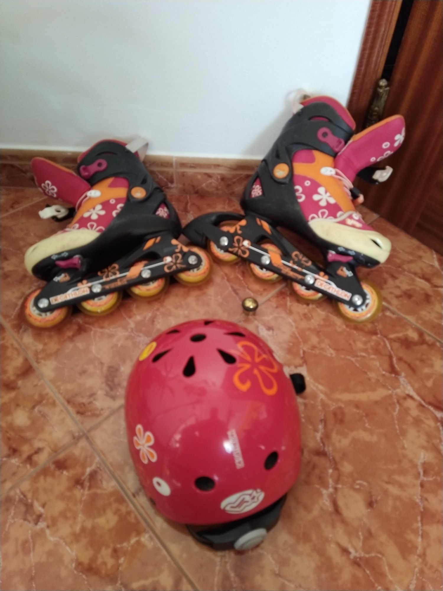 Patins em linha com capacete.