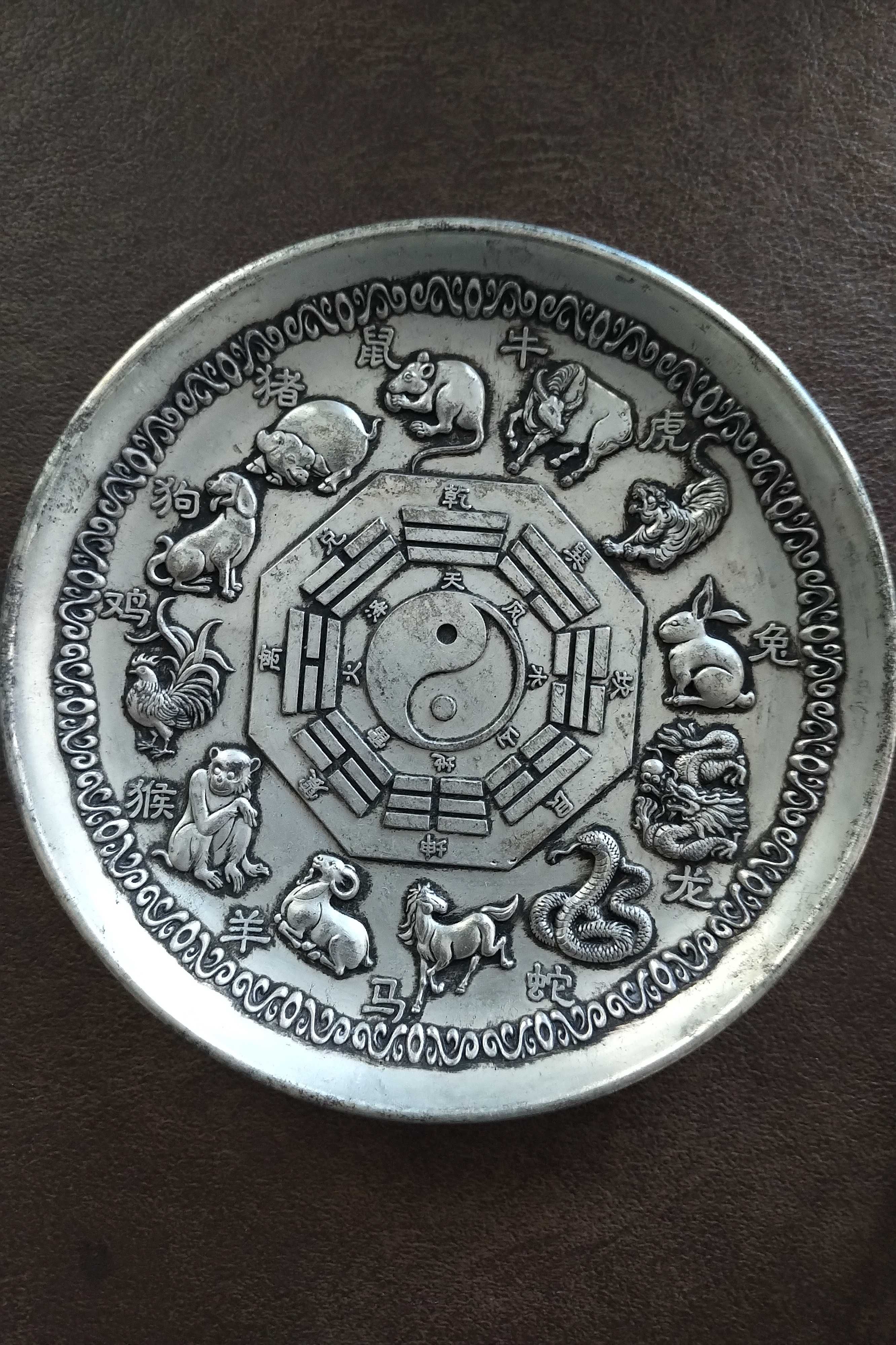 Horoskop symbole -Tao chinski metalowy ( tzw bialy metal ) talerz