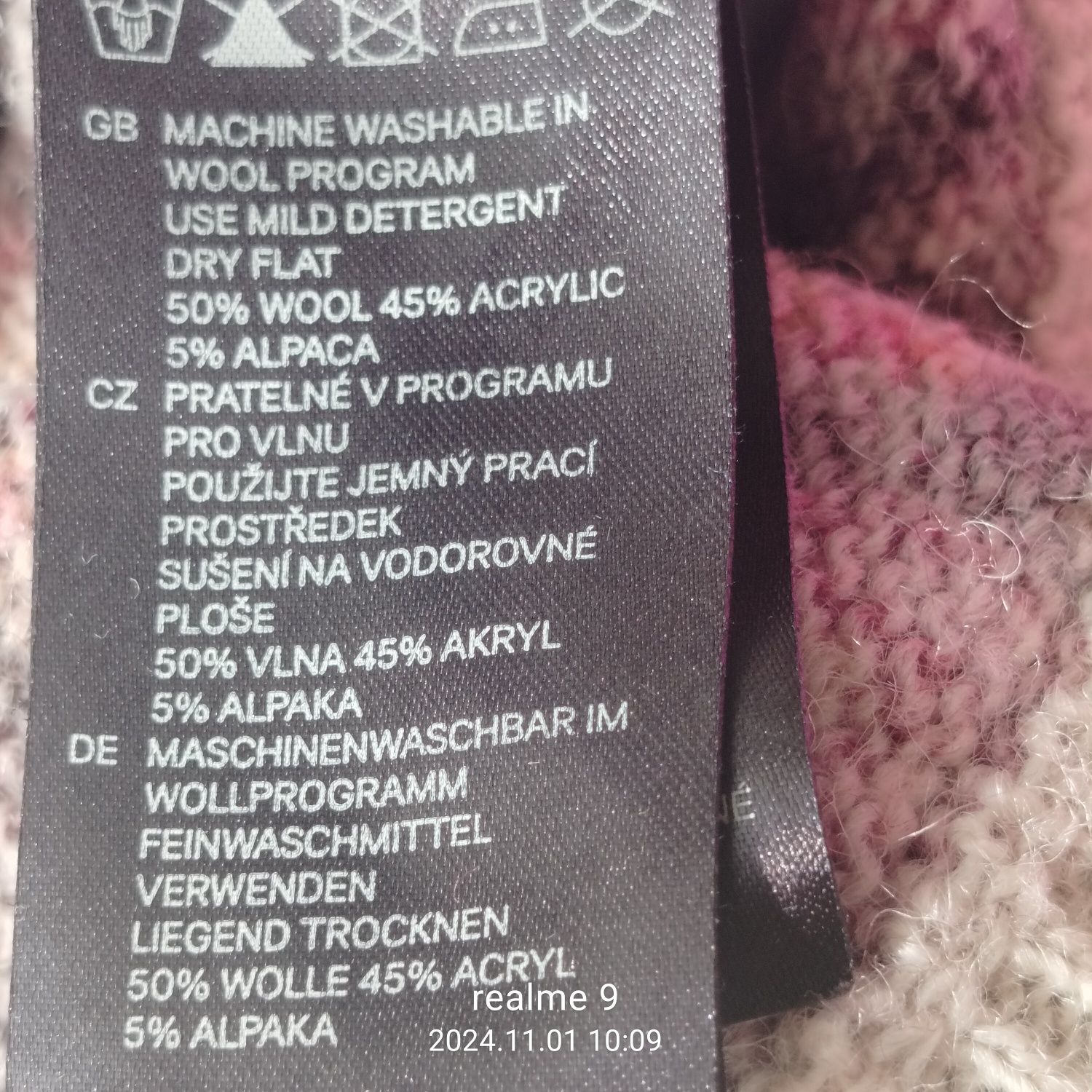 Śliczny sweterek w kwiatowym wzorem