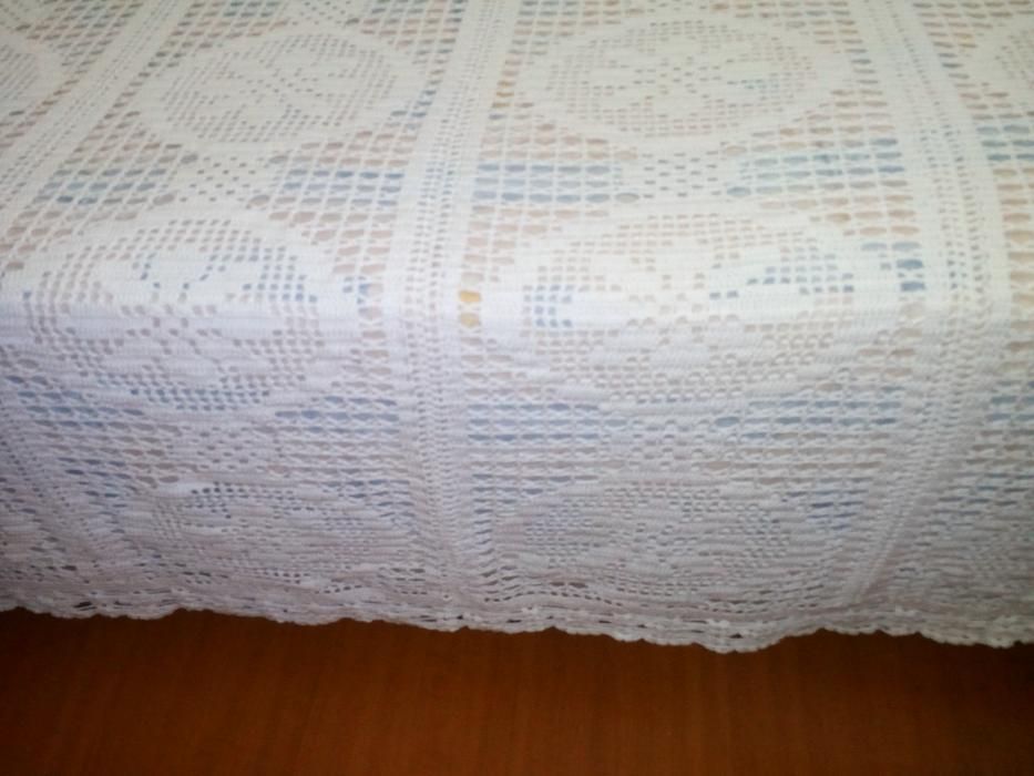 Colcha de renda feita á mão,sem ser usada,como nova.