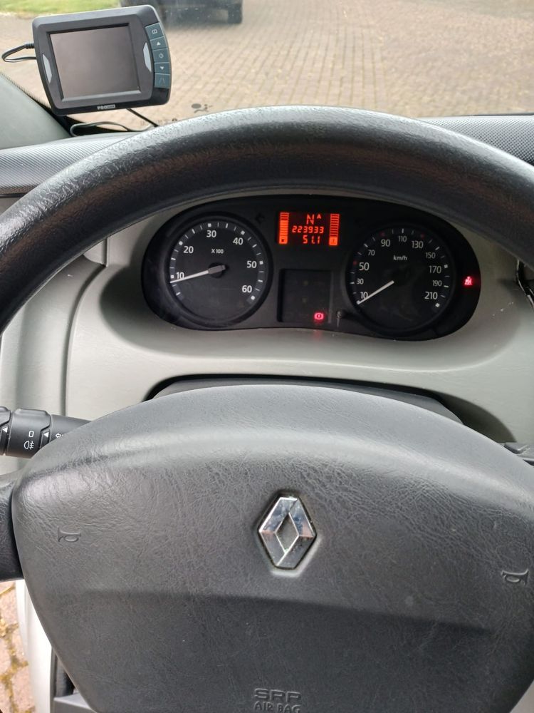 Renault Trafic przeznaczony dla przewozu niepełnosprawnych.