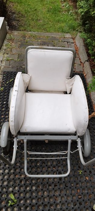Stary wózek dziecięcy lata 60