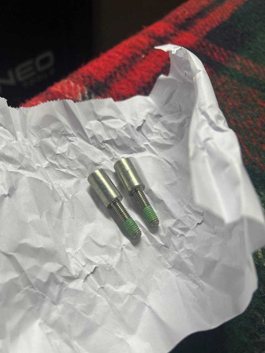 Болт вакуумного насоса BMW M47 M57 шпилька кріплення 2шт