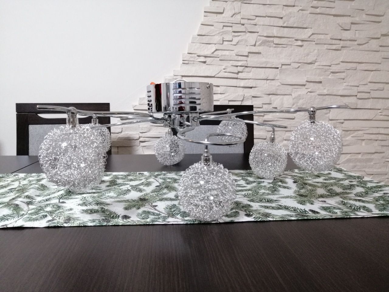 Designerska lampa że srebrnymi drucianymi kloszami