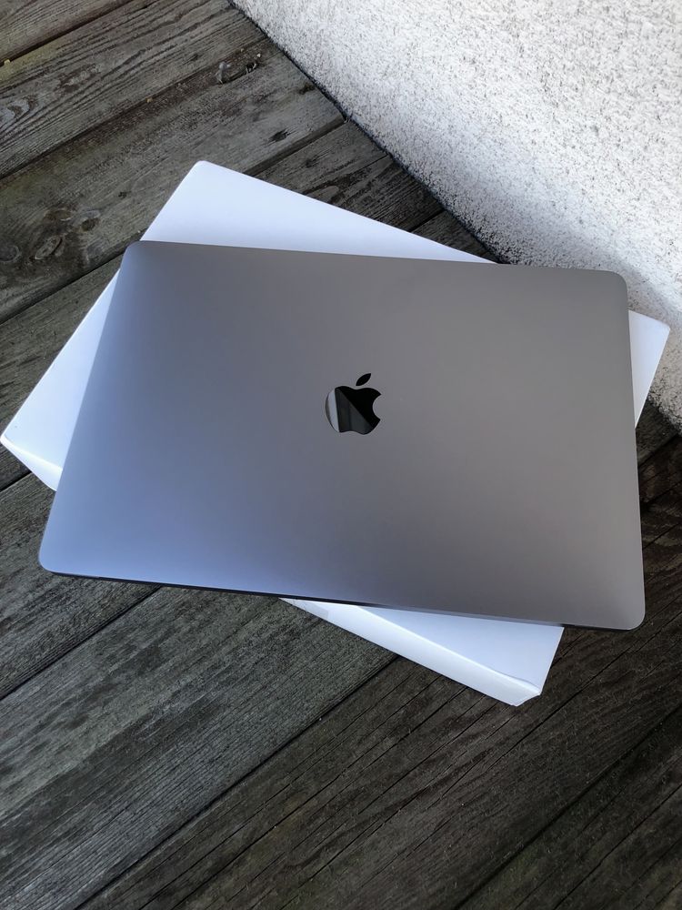 MacBook Air 13,3