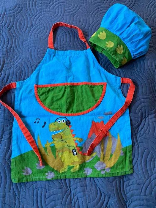 Śliczny nowy fartuszek dla małego Master schefa