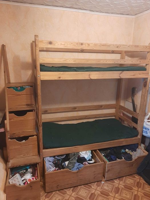 Двохповерхове ліжко з деревини