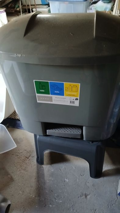 Caixote do lixo reciclagem em muito bom estado