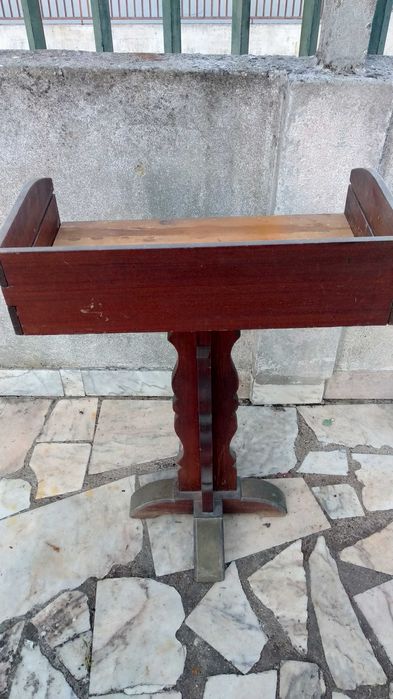 Púlpito antigo em madeira e pés com folha de cobre