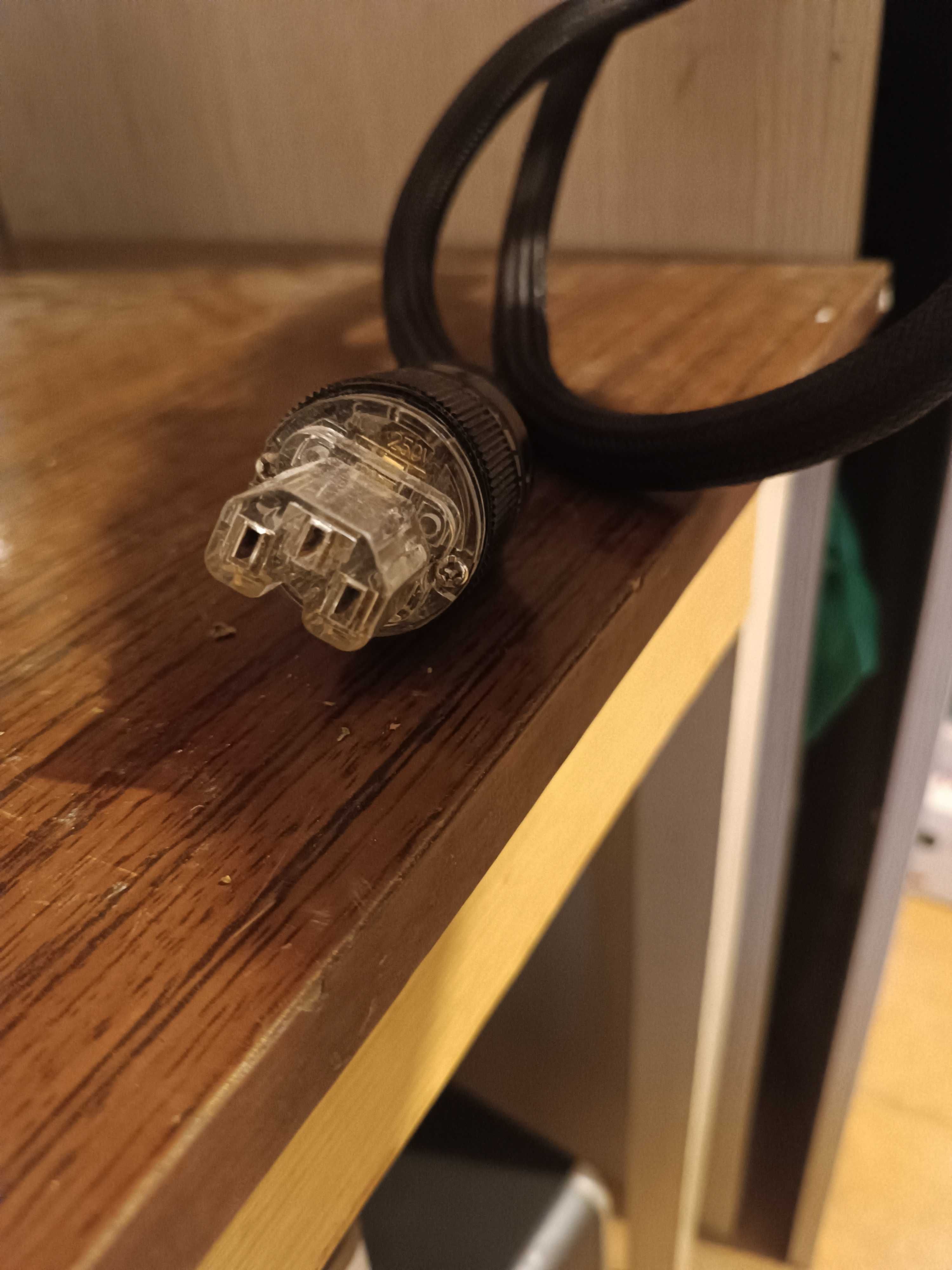 Kabel zasilając hifi