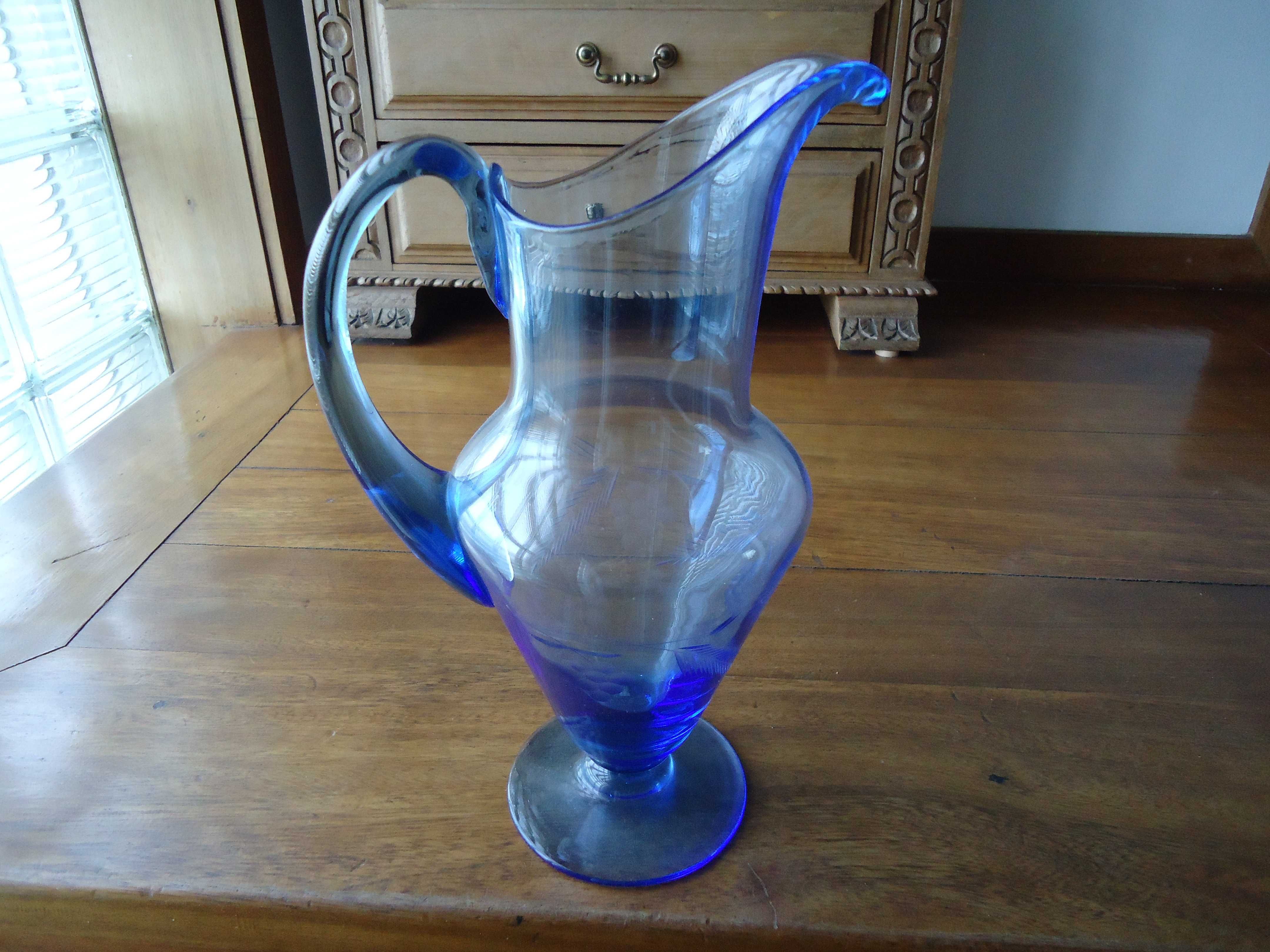 jarro de vidro azul antigo