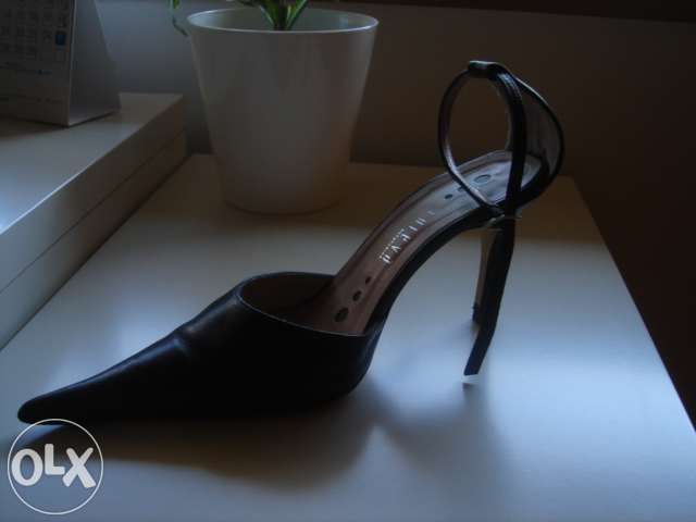 Sapatos stiletto em pele