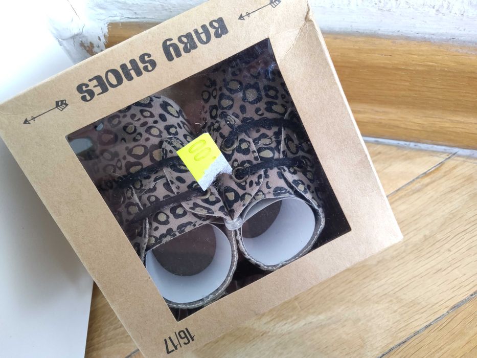 Nowe buciki niemowlęce z motywem panterki, rozmiar 16/17