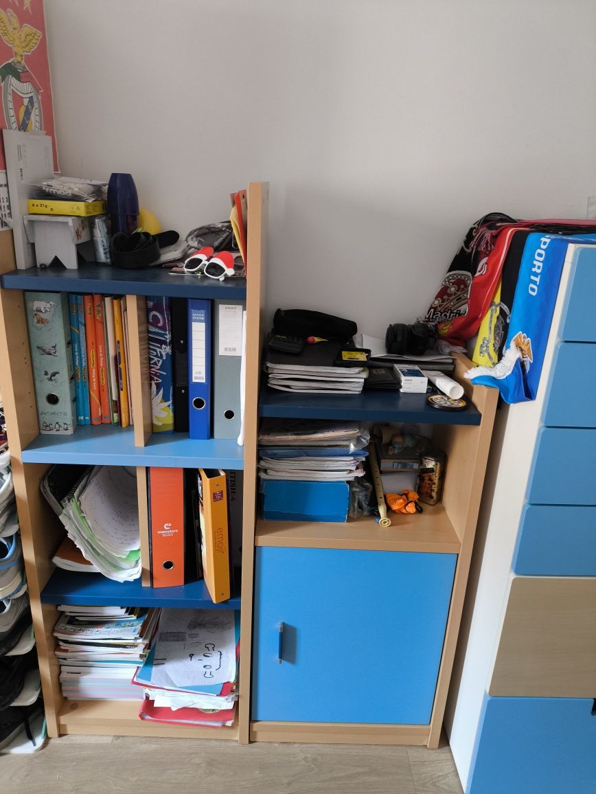 Cama de solteiro, 2 cómodas, 1 mesa de cabeceira e uma estante