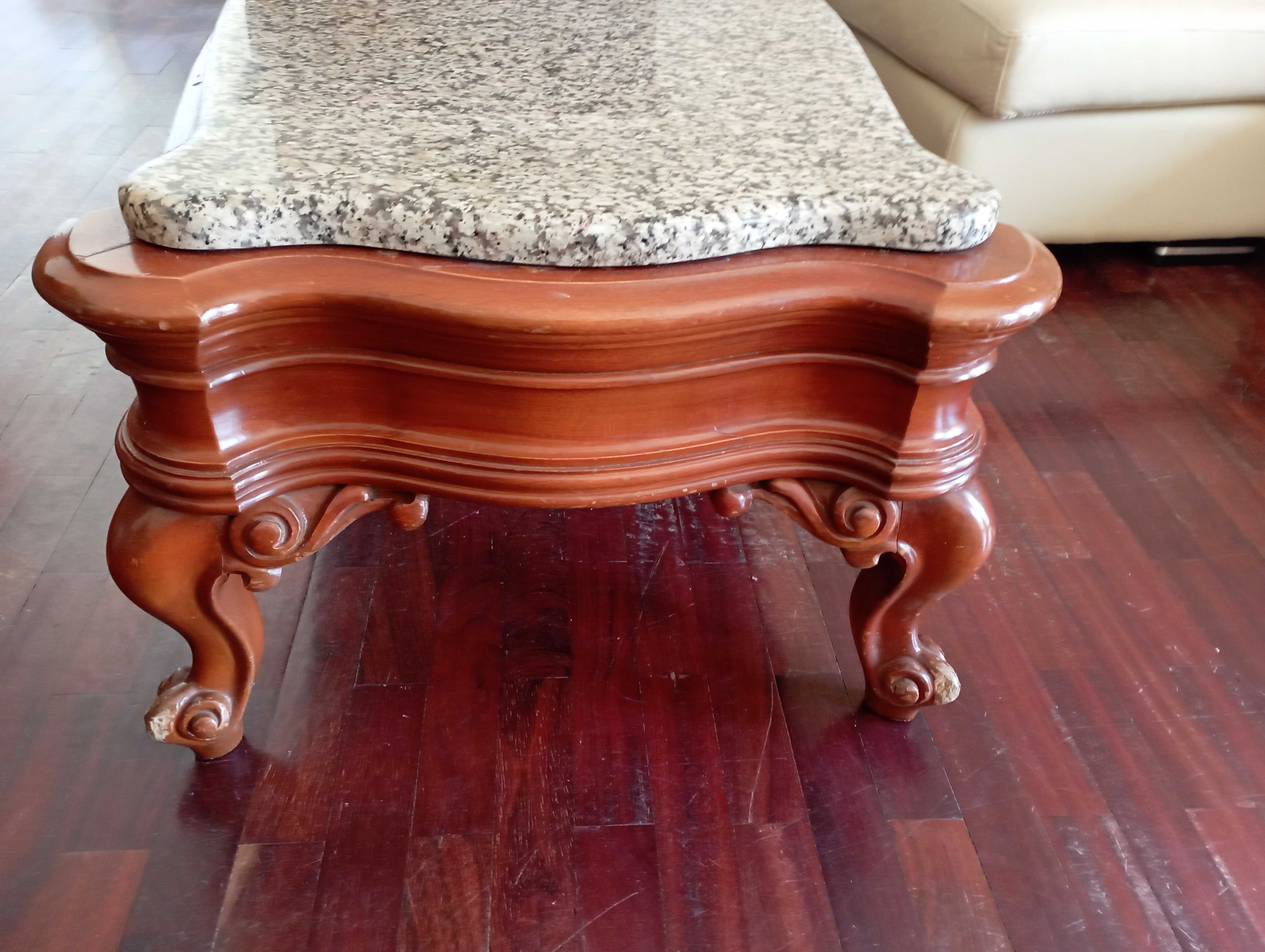 Mesa de centro antiga com o tampo  de mármore