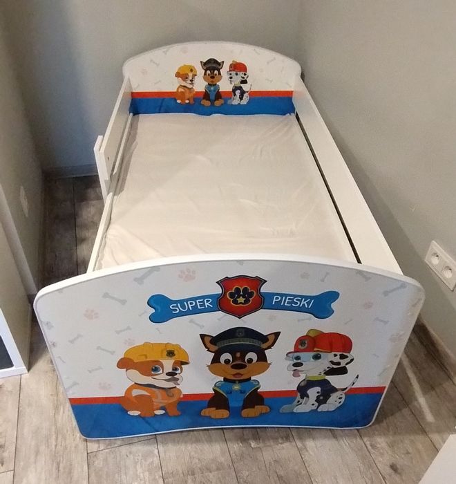 Łóżko dziecięce z materacem. 165 x 86 cm
