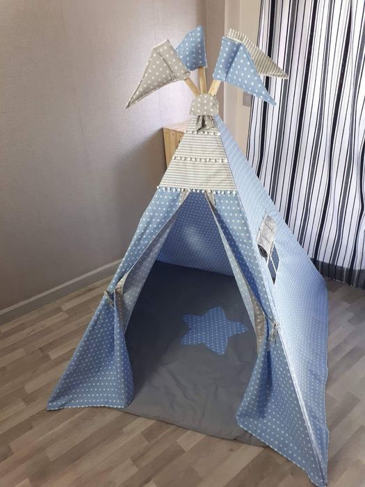 Tenda azul com janelas