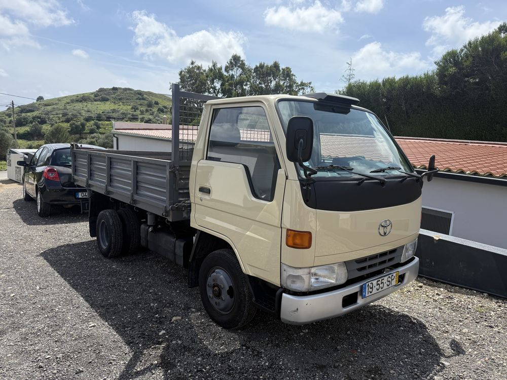 Toyota Dyna tribasculante