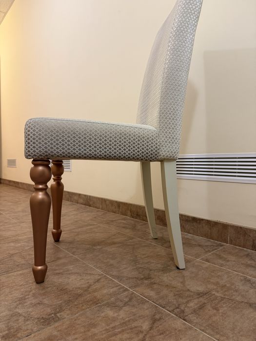 Стілець деревʼянний. Стілець мʼякий. Стулья мягкие. Стулья деревянные