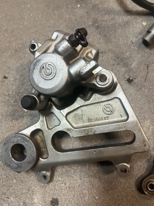Brembo zacisk jarzmo pompa zbiorniczek przewód tylni tyl exc sxf sx