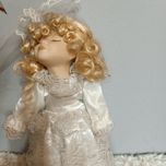 Stara lalka z porcelany w stroju panny młodej