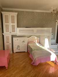 Дубова дитяча спальня для дівчинки