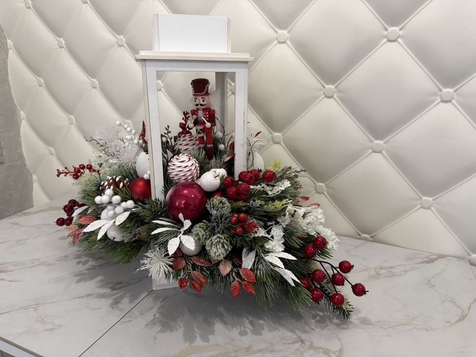 Різдвяна композиція зі штучних квітів «Ліхтарик»