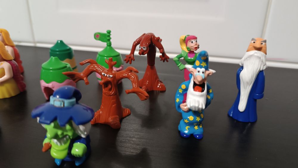 Mini figuras variadas. 11 unidadas. Rainhas e magia