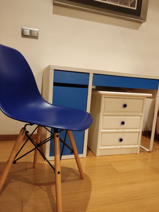 Mesa de cabeceira branca com puxadores estrelas azuis