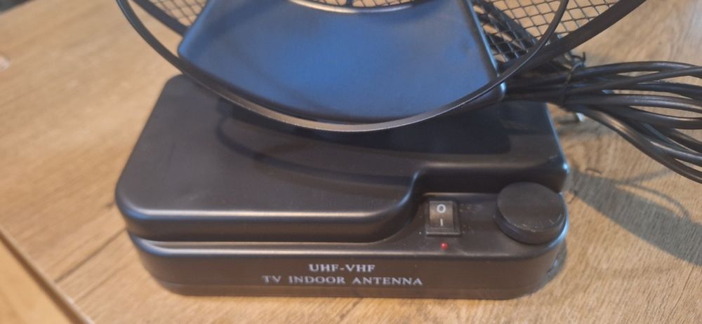 Antena pokojowa do telewizji i radia DVB- T  wzmacniacz z regulacją