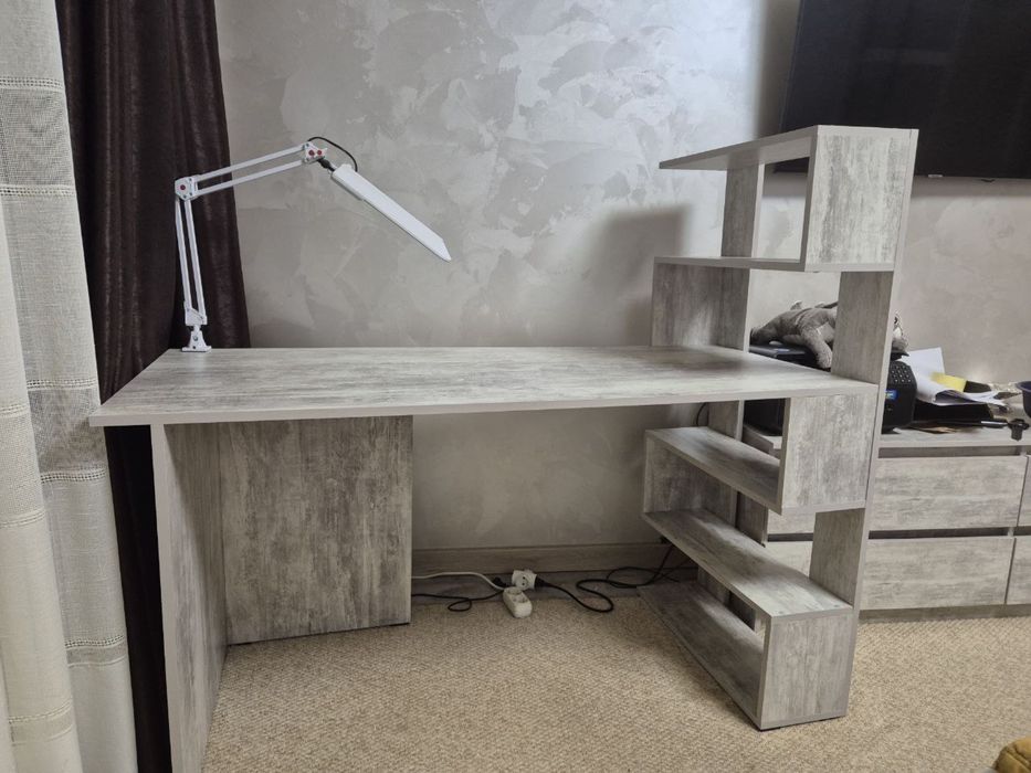 Стіл письмовий з полицями