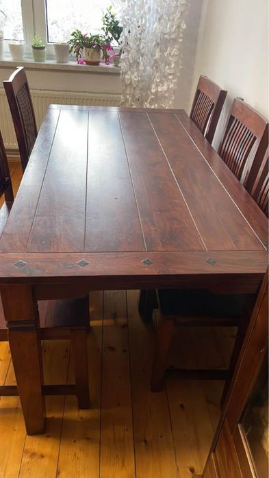 Drewniany stół i krzesła