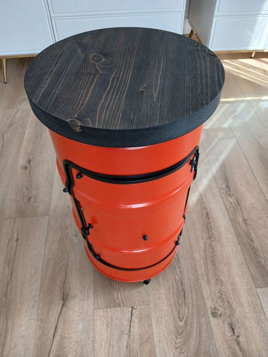 Barek z beczki po oleju – loftowy hit na taras i do salonu