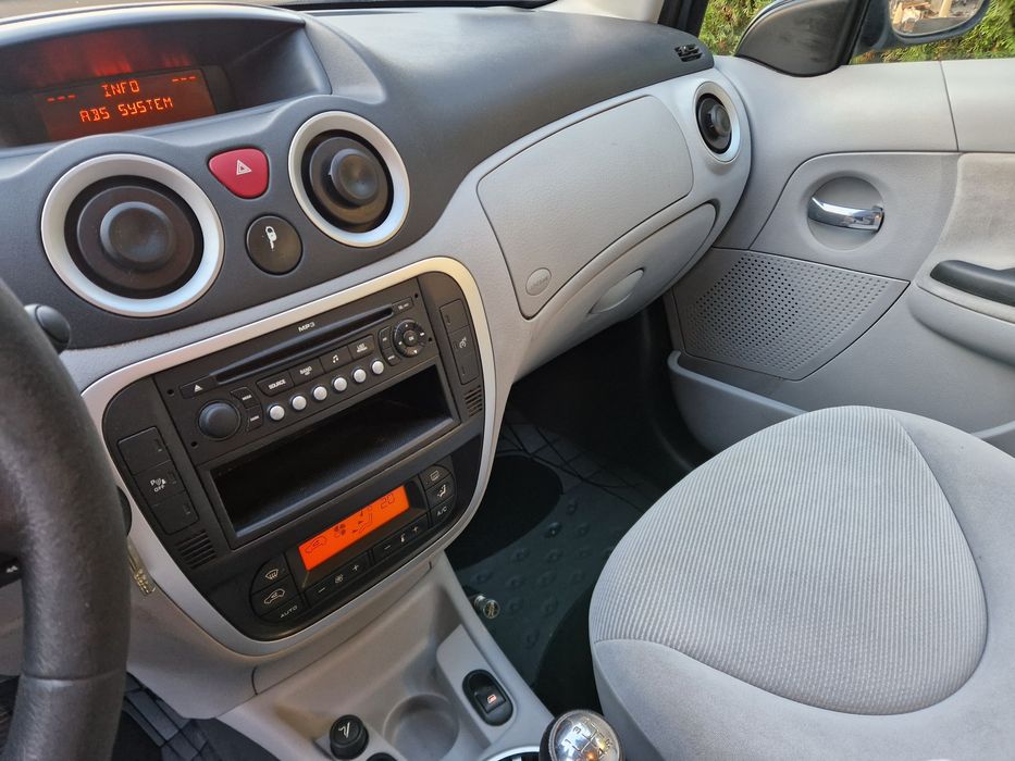 C3 1.4 Benzyna klimatyzacja  Piekny stan czujniki cofania.