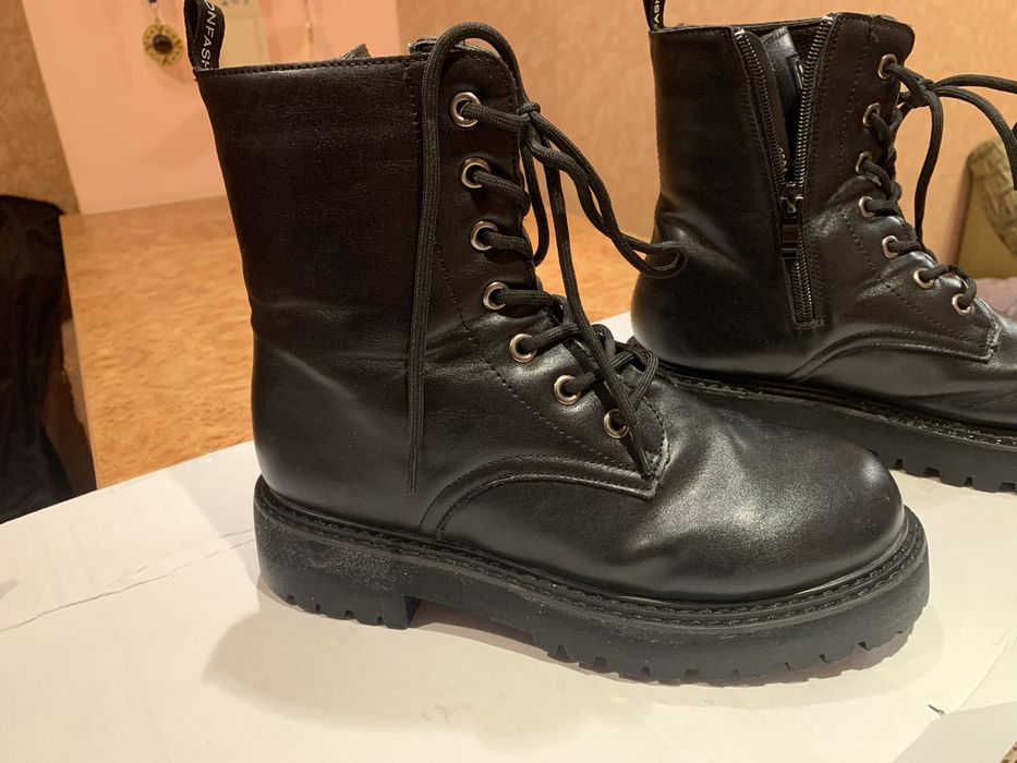 Продам чудові чоботи берци сапожки зимові на дівчину 38 розмір