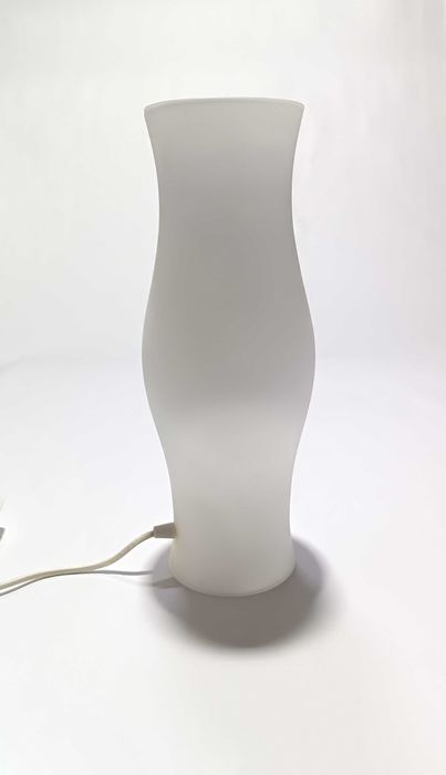 Candeeiro de mesa branco em vidro