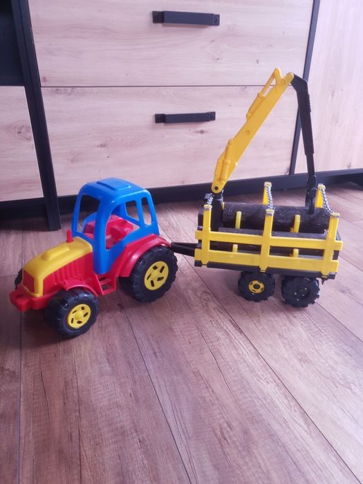 Traktor z przyczepą