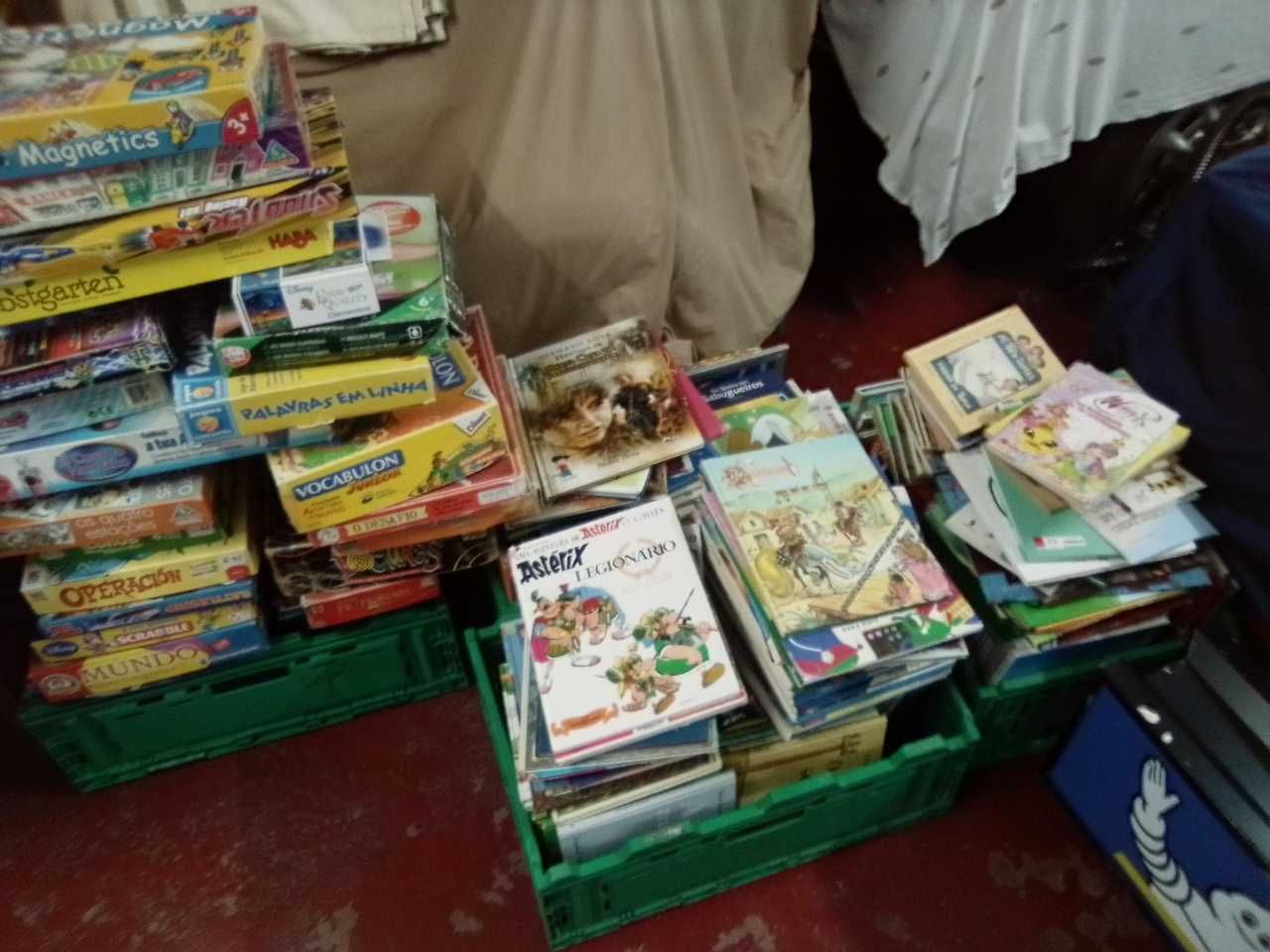 Lote de jogos e livros infantis _ Usados