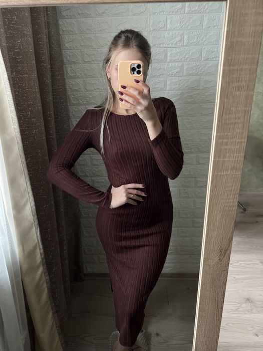Тепла нова сукня з розрізом в рубчик шоколадного кольору