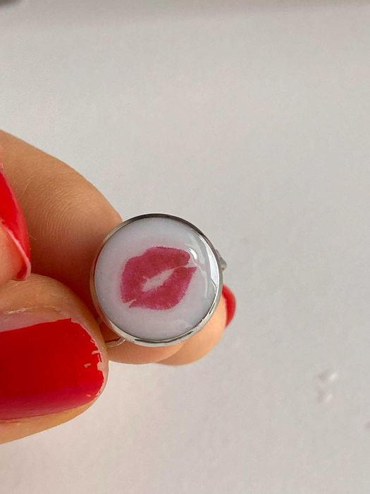 metalowy pierścionek usta z żywicy handmade buziak