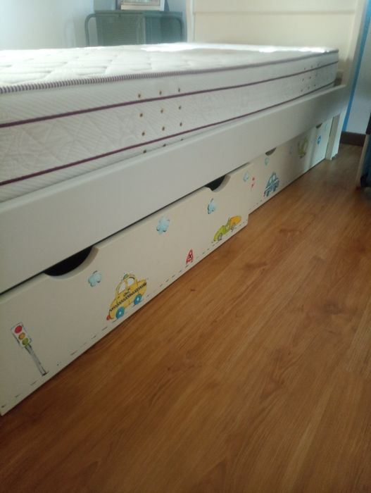 Cama de criança "oficina rústica" oferta colchão e mesa cabeceira