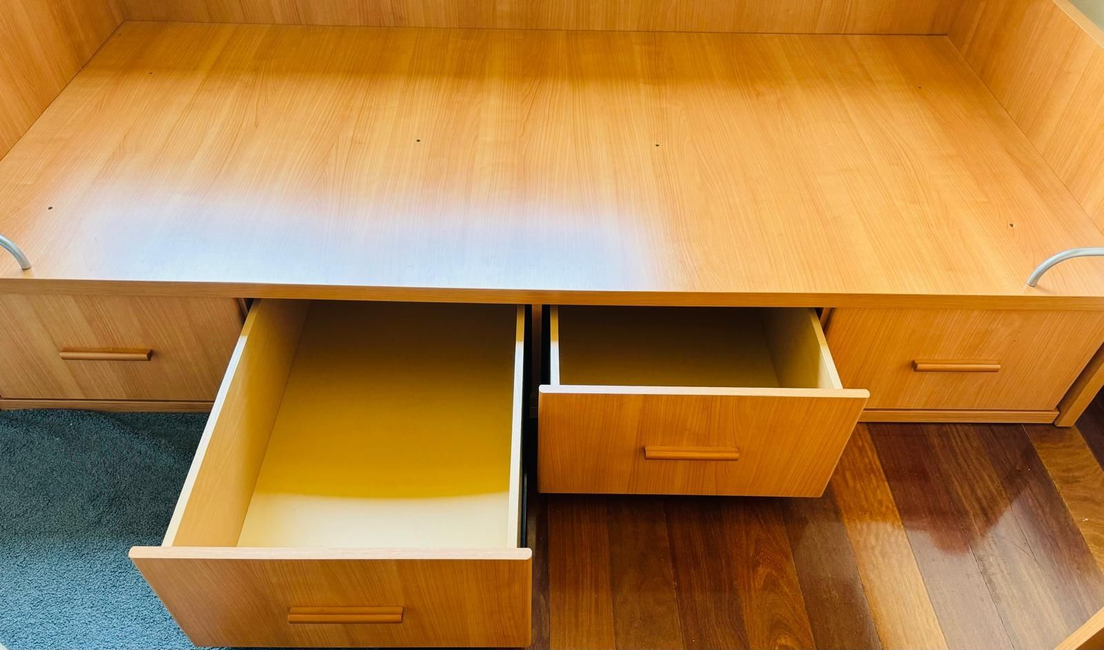 Cama de madeira c 4 gavetas s/colchão