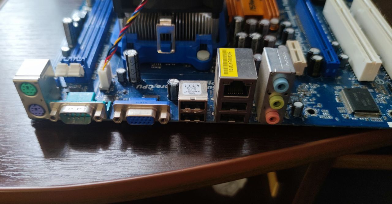 Материнська плата ASRock N68-GS3 UCC + Проц подарунок