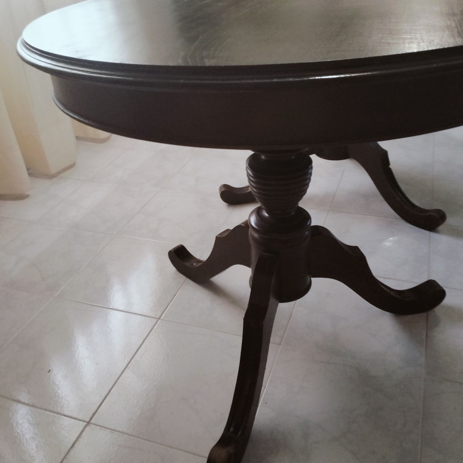 Mesa de jantar de madeira maciça