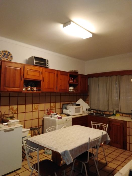 Aluga-se quarto a professor