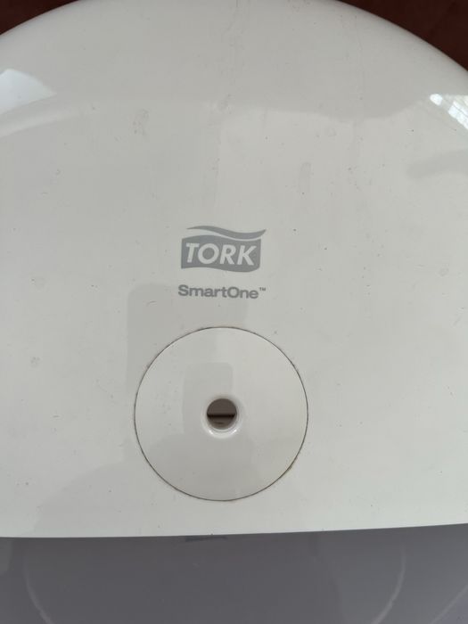 Tork SmartOne® dozownik do papieru toaletowego w roli