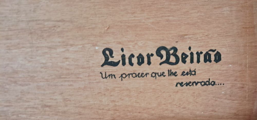 Caixa de madeira licor beirão